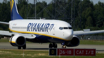 Un Boeing 737-8AS de Ryanair aterriza en el aeropuerto de Riga (Letonia)