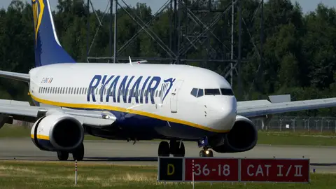 Un Boeing 737-8AS de Ryanair aterriza en el aeropuerto de Riga (Letonia) Un Boeing 737-8AS de Ryanair aterriza en el aeropuerto de Riga (Letonia)