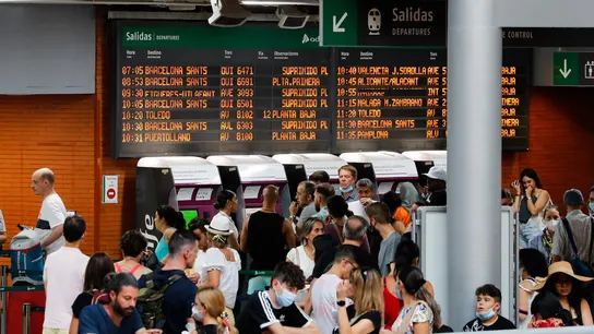 Aglomeraciones este lunes en la estación de Puerta de Atocha de Madrid Aglomeraciones este lunes en la estación de Puerta de Atocha de Madrid