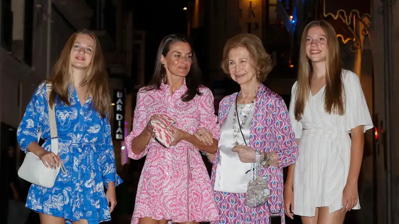La reina Letizia, la princesa Leonor, la infanta Sofía y la reina Sofía, a su salida de un restaurante