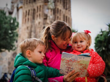 Niños enfrente de la Sagrada Familia de Barcelona