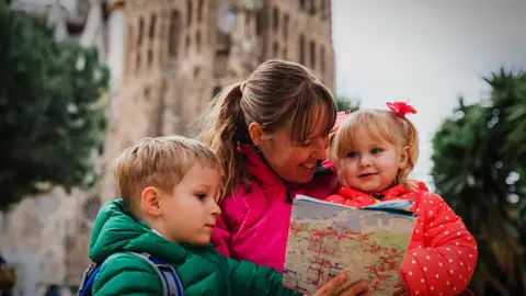 Niños enfrente de la Sagrada Familia de Barcelona Niños enfrente de la Sagrada Familia de Barcelona