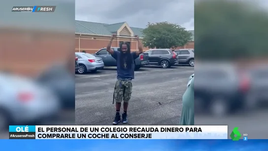 El emotivo momento en el que los trabajadores de un colegio regalan un coche al conserje El emotivo momento en el que los trabajadores de un colegio regalan un coche al conserje