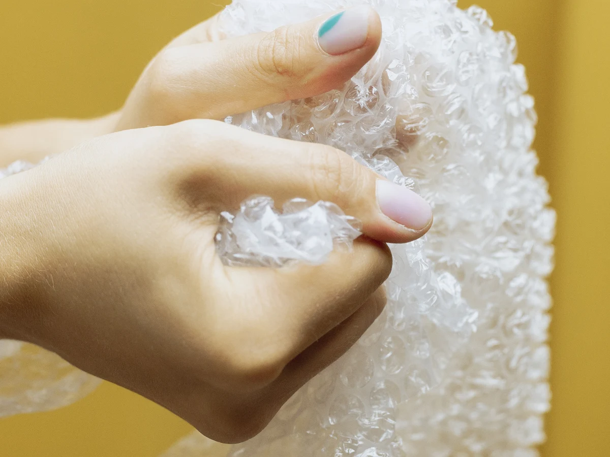 Por qué nos encanta estallar los plásticos de burbujas?