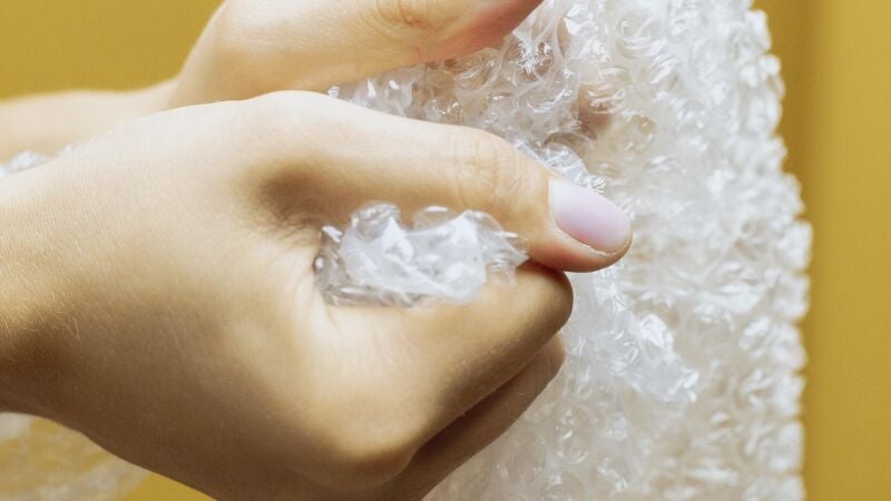 La ciencia detrás del plástico de burbujas: por qué nos gusta explotarlas