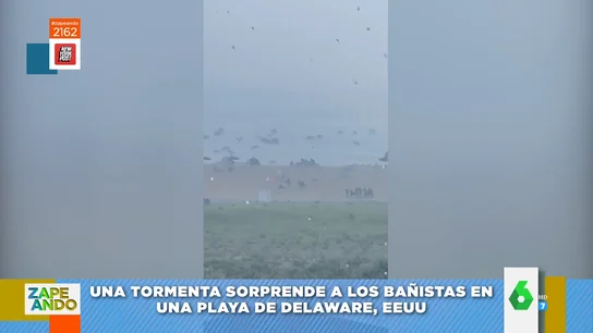 Una tormenta arrasa con las sombrillas de la playa Una tormenta arrasa con las sombrillas de la playa