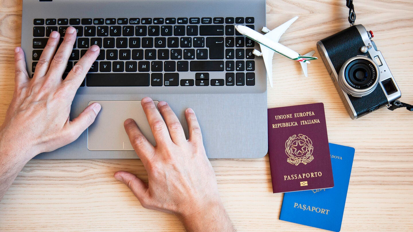 Chico buscando un viaje con dos pasaportes