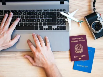 Chico buscando un viaje con dos pasaportes Chico buscando un viaje con dos pasaportes