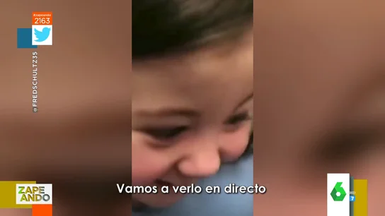 Una madre gasta una broma a su hija: finge que nace un pollito de un huevo Una madre gasta una broma a su hija: finge que nace un pollito de un huevo