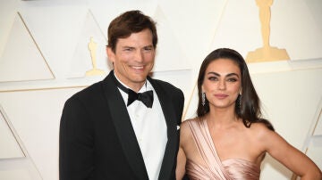 Ashton Kutcher con su mujer Mila Kunis en los Oscar 2022