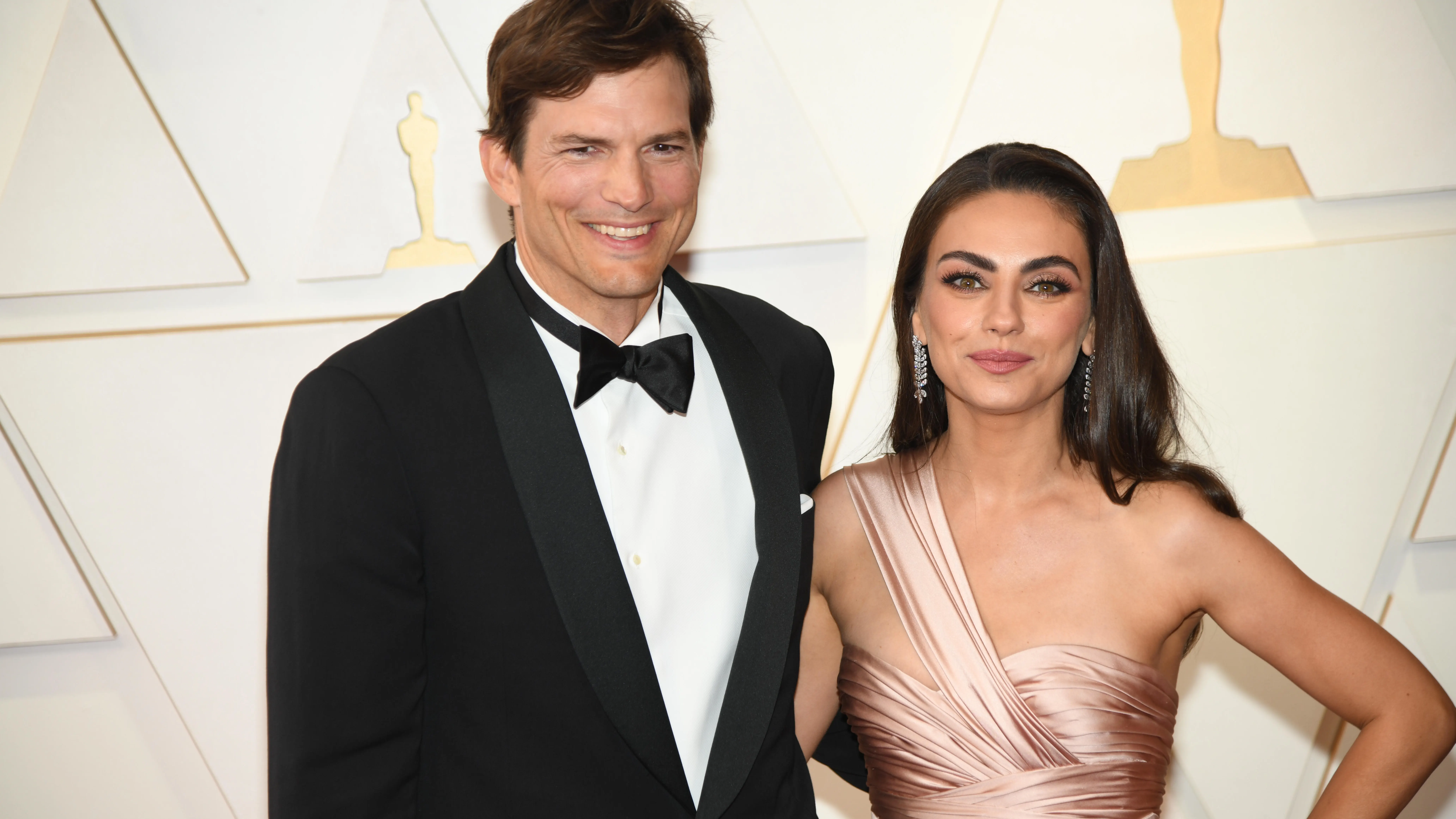 Ashton Kutcher con su mujer Mila Kunis en los Oscar 2022