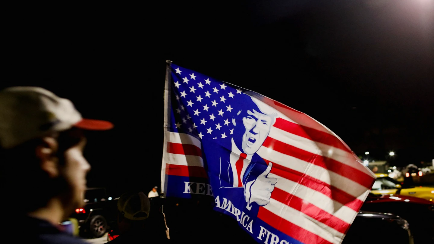 Simpatizantes de Trump se manifiestan frente a su residencia en Mar-a-Lago Simpatizantes de Trump se manifiestan frente a su residencia en Mar-a-Lago