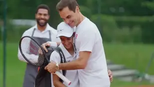 Roger Federer, dando una sorpresa a un aficionado