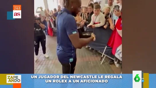 La sorpresa de un aficionado del Newcastle al saludar a un jugador de fútbol La sorpresa de un aficionado del Newcastle al saludar a un jugador de fútbol
