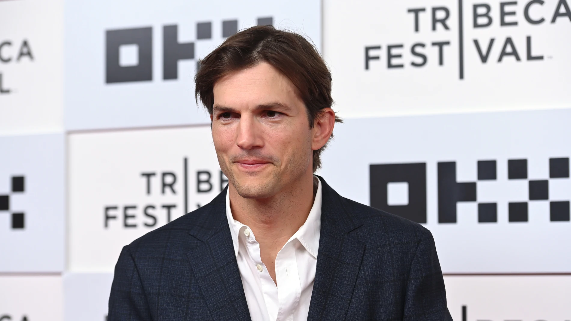 Ashton Kutcher revela que ha estado a punto de perder la vista, el oído y la capacidad de andar por una enfermedad rara