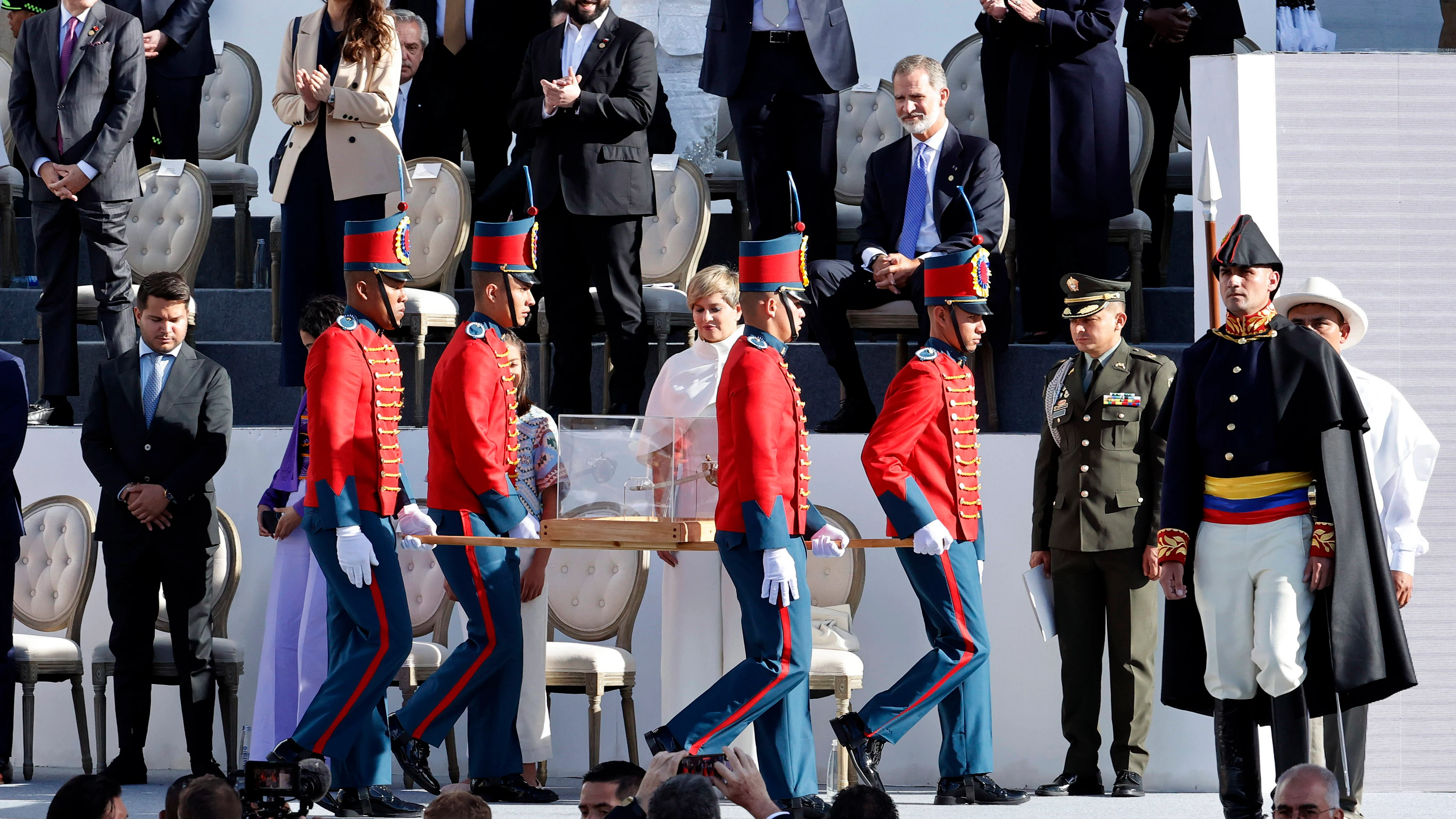 La espada de Bolívar en una urna a la ceremonia de investidura del presidente de Colombia, Gustavo Petro