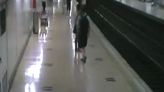 Rescate in extremis en el metro de Madrid: un policía salva a un hombre a punto de ser arrollado Rescate in extremis en el metro de Madrid: un policía salva a un hombre a punto de ser arrollado