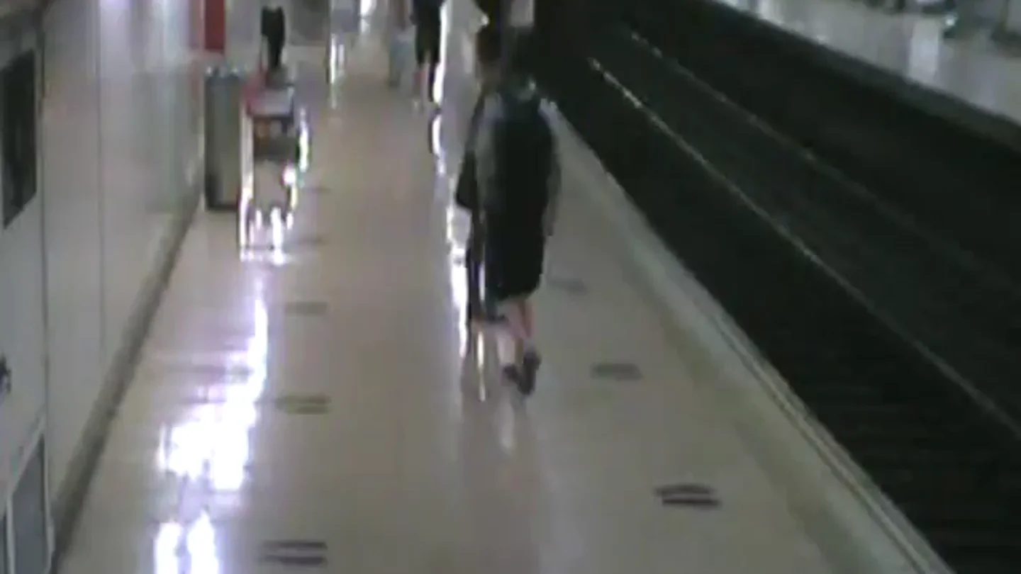 Rescate in extremis en el metro de Madrid: un policía salva a un hombre a punto de ser arrollado Rescate in extremis en el metro de Madrid: un policía salva a un hombre a punto de ser arrollado