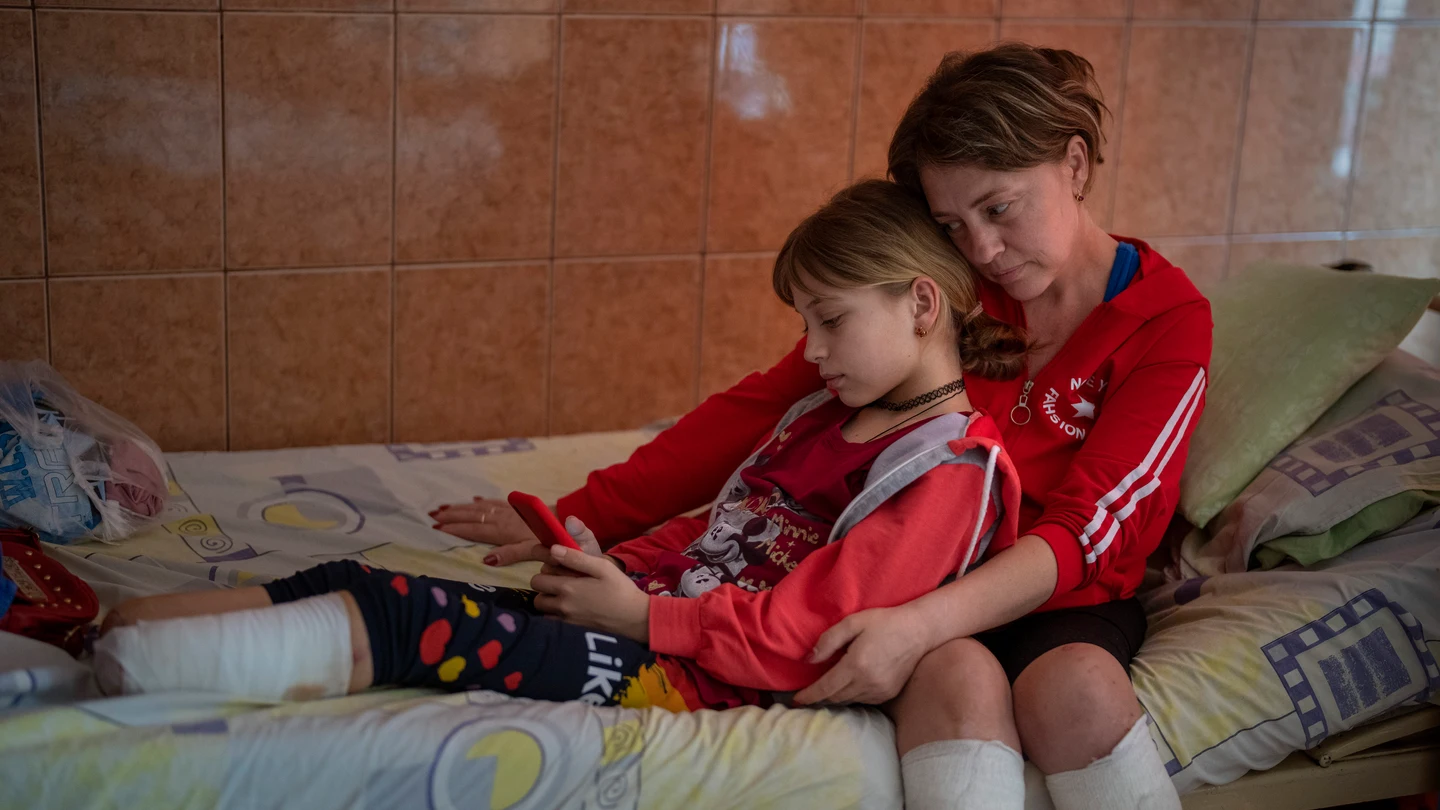Yana Stepanenko y su madre Natasha, en el hospital de Leópolis Yana Stepanenko y su madre Natasha, en el hospital de Leópolis