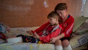 Yana Stepanenko y su madre Natasha, en el hospital de Leópolis