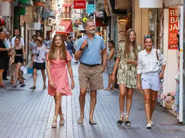 Los reyes Felipe VI y Letizia y sus hijas, por la calle Jaime II de Palma de Mallorca