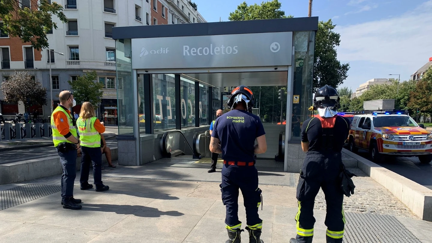 Un incendio en un vagón de Cercanías obliga a desalojar la estación de Recoletos en Madrid Un incendio en un vagón de Cercanías obliga a desalojar la estación de Recoletos en Madrid