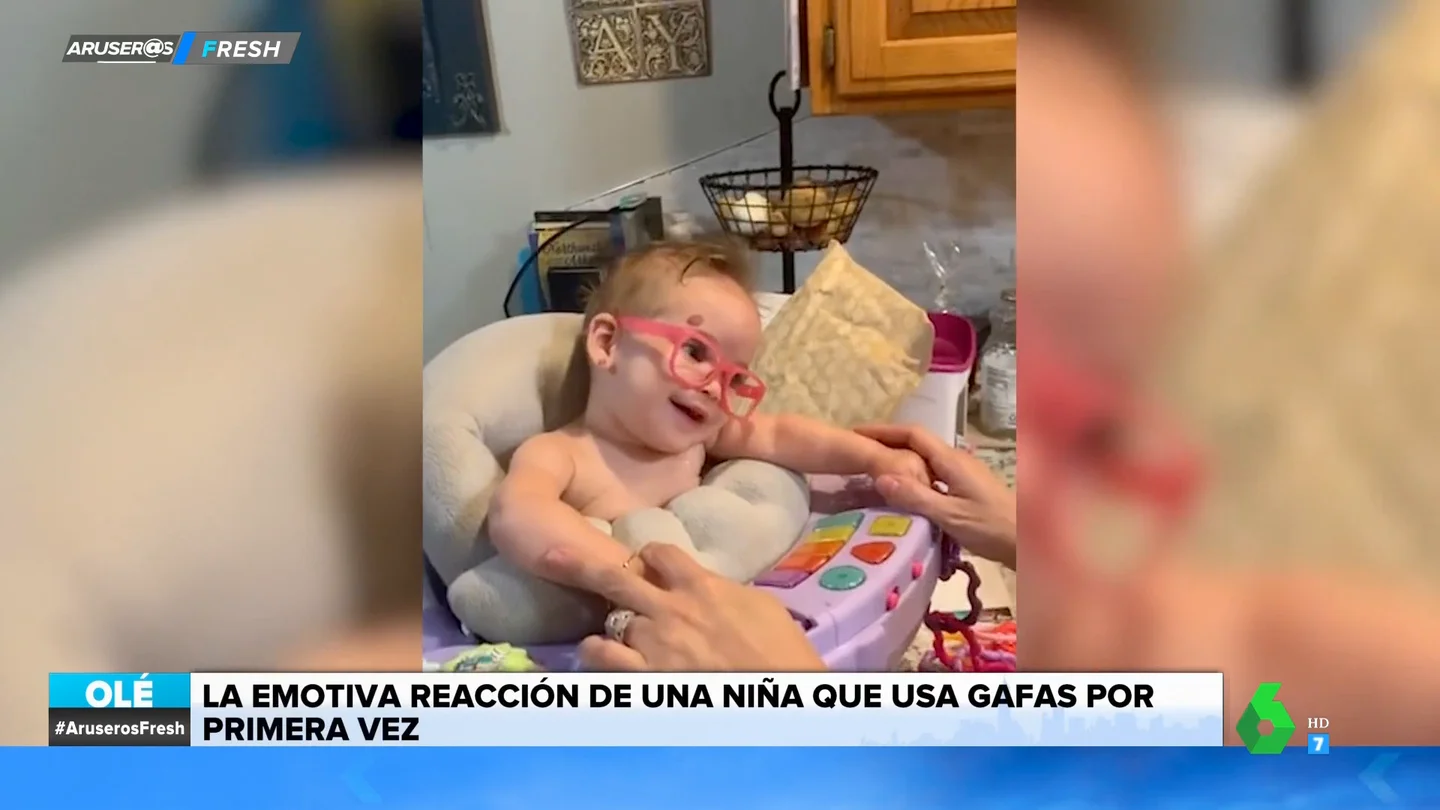 La emotiva reacción de un bebé que ve bien por primera vez gracias a sus gafas La emotiva reacción de un bebé que ve bien por primera vez gracias a sus gafas