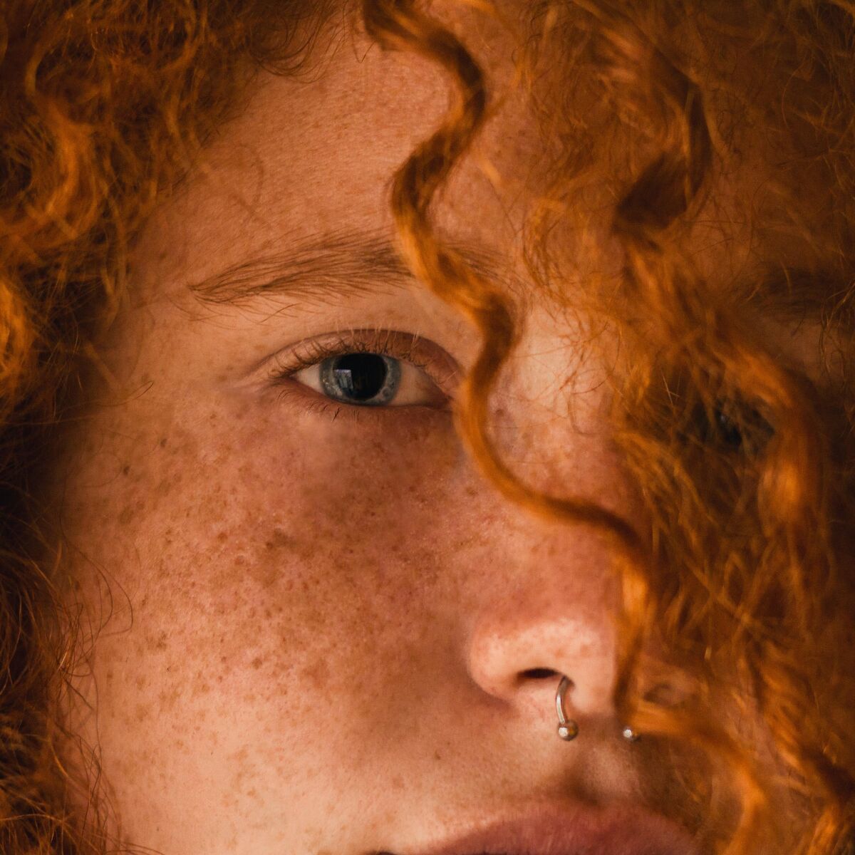 Por qué las personas con pecas nacen sin ellas? La ciencia lo explica