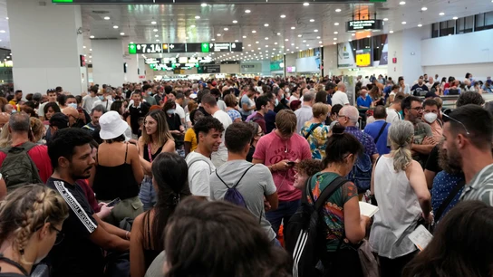 Cientos de pasajeros aguardan en la Estación de Sants Barcelona a que se reanude la circulación suspendida en Cataluña Cientos de pasajeros aguardan en la Estación de Sants Barcelona a que se reanude la circulación suspendida en Cataluña