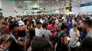 Cientos de pasajeros aguardan en la Estación de Sants Barcelona a que se reanude la circulación suspendida en Cataluña