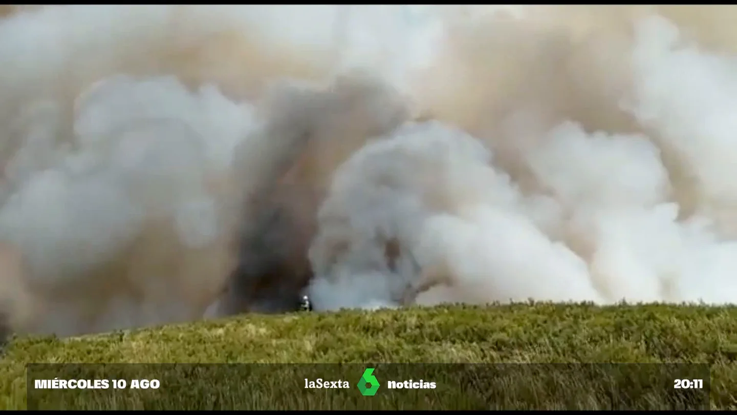 Seis incendios activos arrasan 1.700 hectáreas en Galicia y cortan la circulación de trenes en Ourense Seis incendios activos arrasan 1.700 hectáreas en Galicia y cortan la circulación de trenes en Ourense