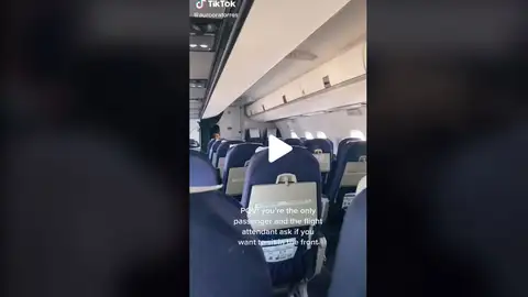 Una mujer es la única pasajera del avión Una mujer es la única pasajera del avión