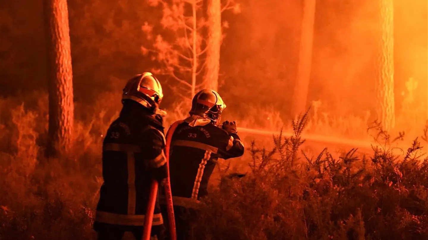 El incendio en el suroeste de Francia quema ya casi 7.000 hectáreas y los accesos a España por Irún. El incendio en el suroeste de Francia quema ya casi 7.000 hectáreas y los accesos a España por Irún.