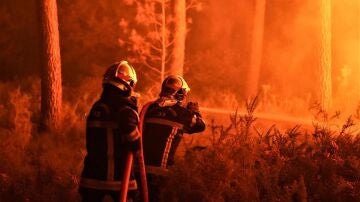 El incendio en el suroeste de Francia quema ya casi 7.000 hectáreas y los accesos a España por Irún.