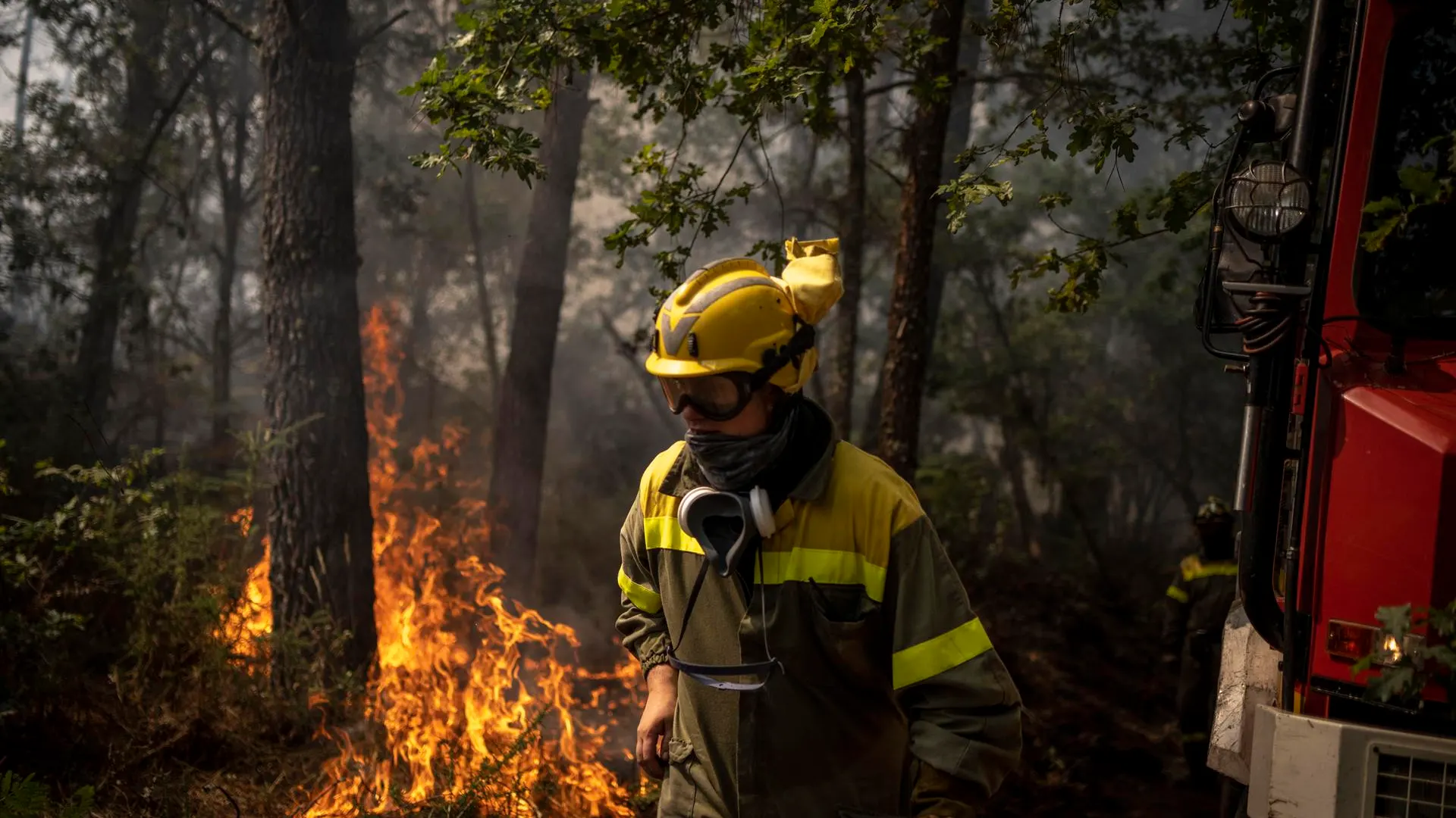 Incendio que permanece activo en O Irixo (Ourense), este jueves. Las llamas siguen abrasando bosques de Galicia, Extremadura y las dos Castillas.