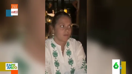 La mirada 'matadora' de una mujer a su marido cuando lo da todo con una bailarina de un bar La mirada 'matadora' de una mujer a su marido cuando lo da todo con una bailarina de un bar
