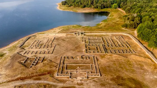 El campamento romano oculto bajo el agua del río Limia que se ha quedado a la vista por la sequía El campamento romano oculto bajo el agua del río Limia que se ha quedado a la vista por la sequía