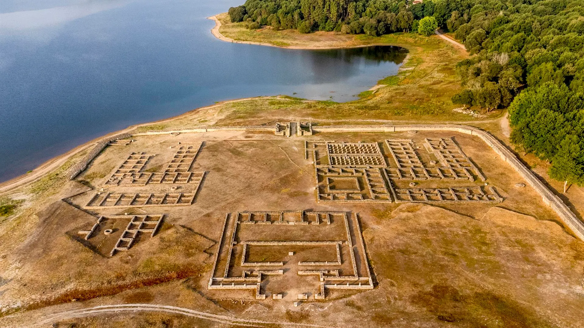 El campamento romano oculto bajo el agua del río Limia que se ha quedado a la vista por la sequía