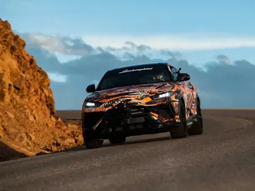 Lamborghini quiere recuperar el trono y... adelanta al que promete ser el SUV más rápido del mundo Lamborghini quiere recuperar el trono y... adelanta al que promete ser el SUV más rápido del mundo
