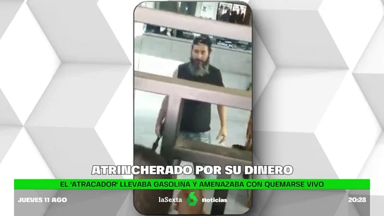 Un hombre se atrinchera en un banco reclamando sus ahorros para pagar el hospital a su padre Un hombre se atrinchera en un banco reclamando sus ahorros para pagar el hospital a su padre