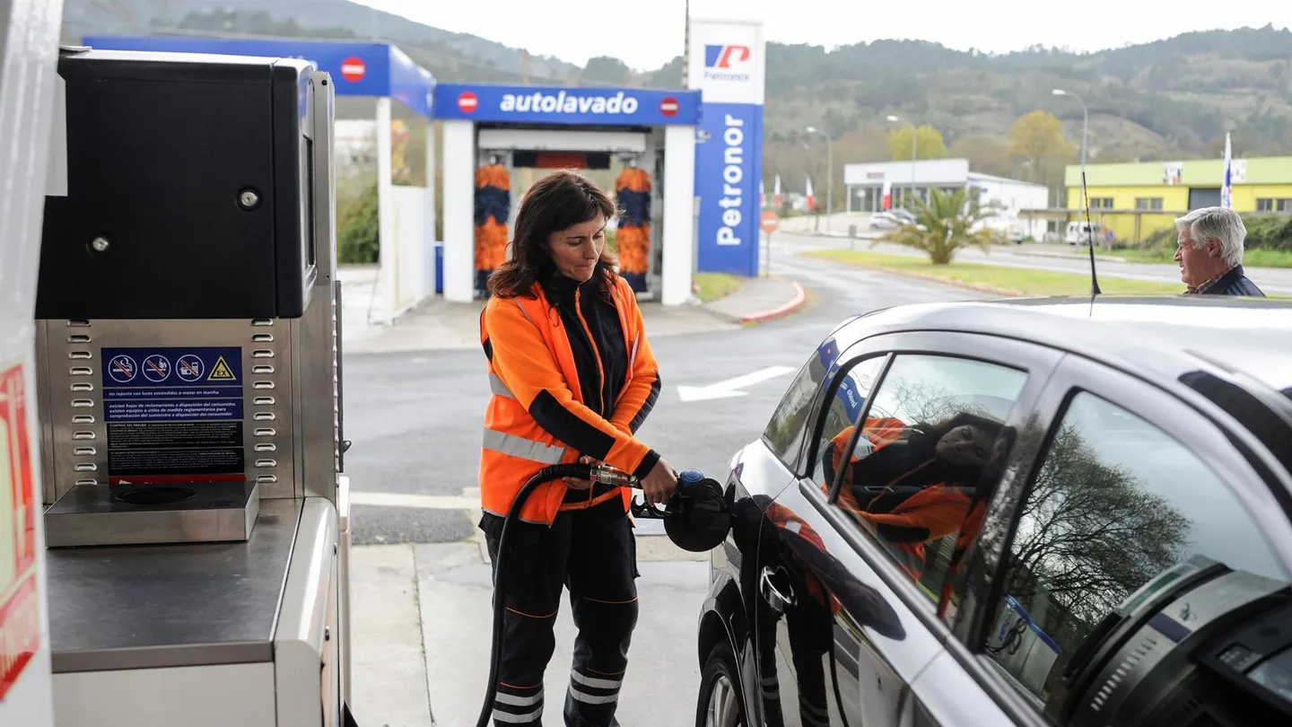 Imagen de una gasolinera. El precio de la gasolina y el gasóleo baja más de un 2% en la última semana
