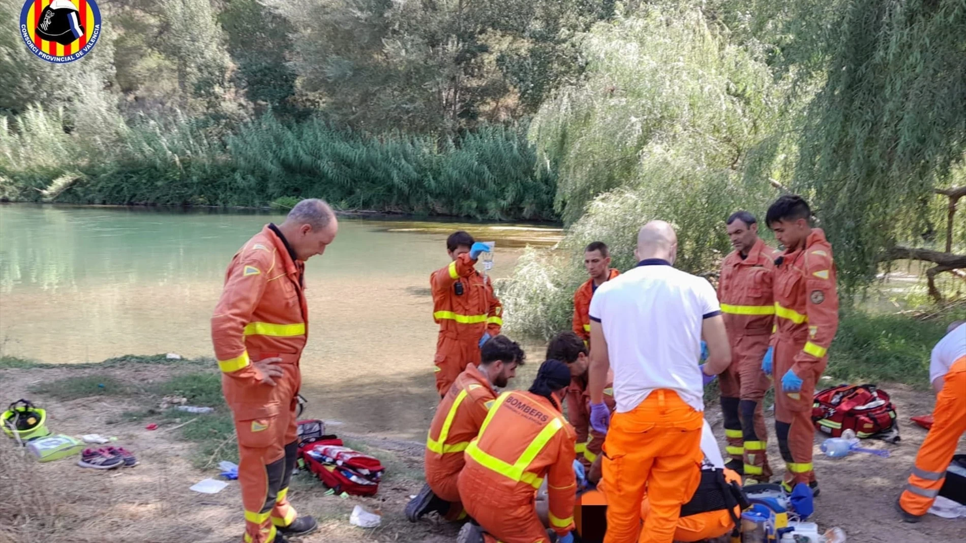 Los servicios de emergencias en la zona de La Presa donde ha fallecido el padre ahogado