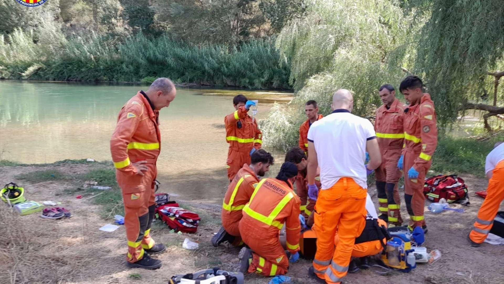 Los servicios de emergencias en la zona de La Presa donde ha fallecido el padre ahogado