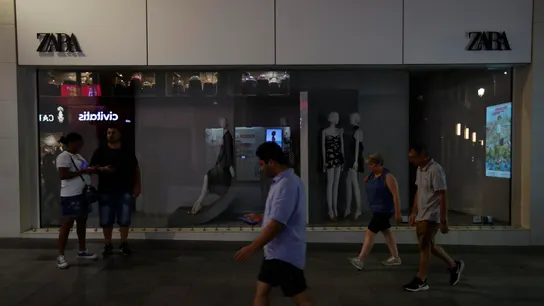 Una tienda con el escaparate apagado en la madrileña calle Preciados. Una tienda con el escaparate apagado en la madrileña calle Preciados.