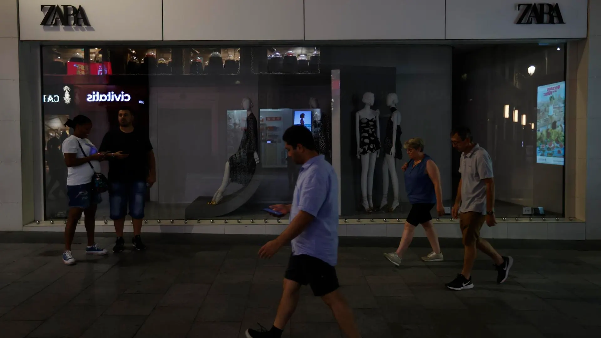 Una tienda con el escaparate apagado en la madrileña calle Preciados. 
