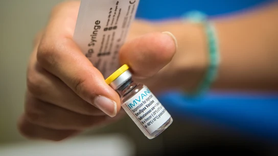 Un sanitario prepara una dosis de la vacuna contra la viruela del mono Un sanitario prepara una dosis de la vacuna contra la viruela del mono