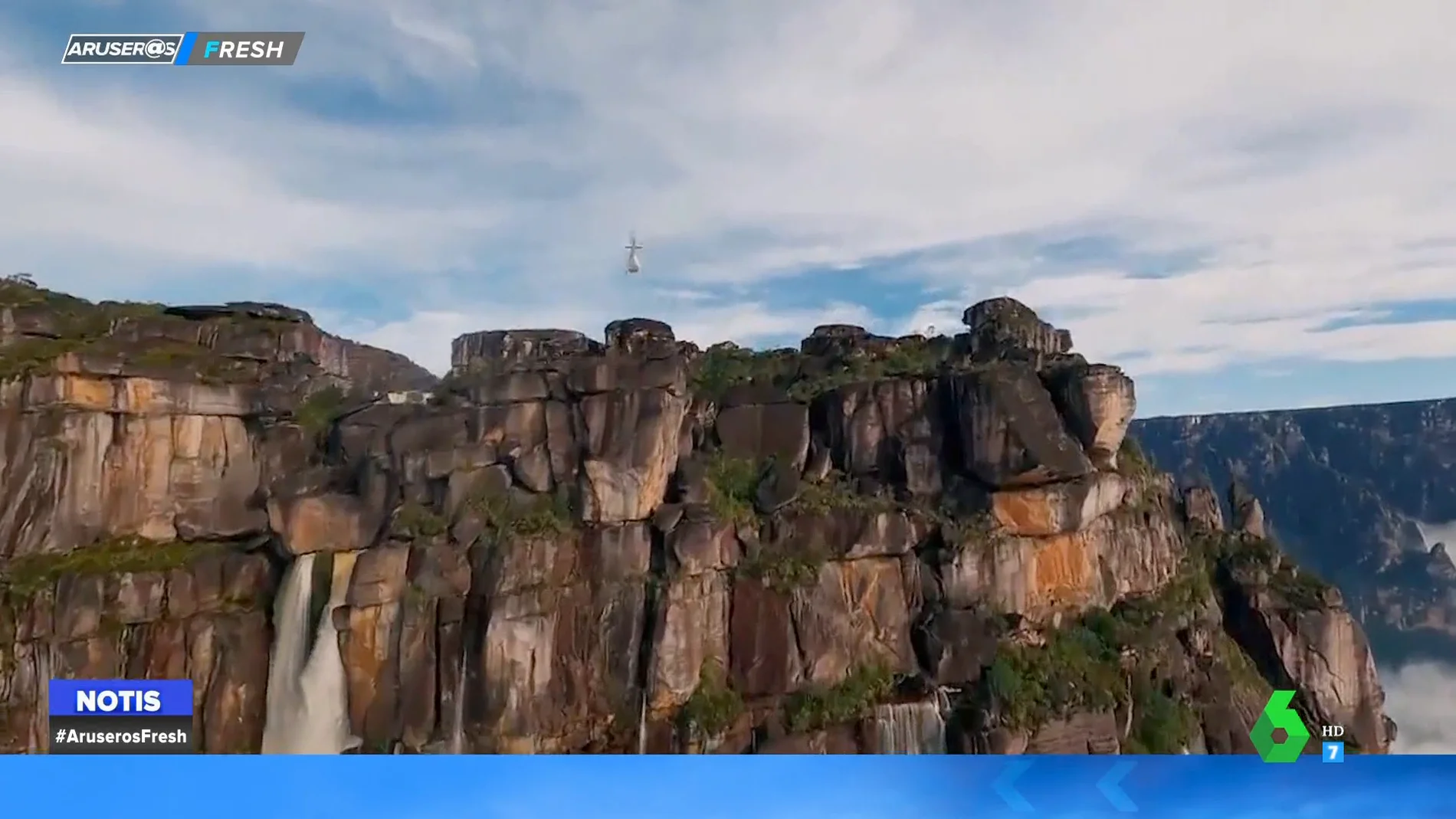 En caída libre desde la catarata más grande del mundo: el espectacular vídeo del Salto Ángel a vista de dron