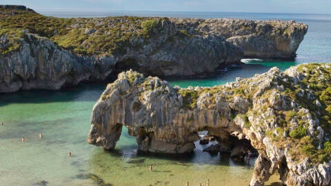 5 playas españolas famosas por los acantilados que las rodean
