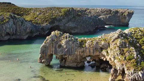 5 playas españolas famosas por los acantilados que las rodean 5 playas españolas famosas por los acantilados que las rodean