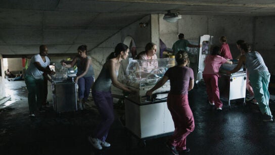 Momentos como este en el que un equipo de pediatras trata de salvar a varios neonatos ponen los pelos de punta.